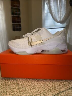 Nike Women’s Zoom Bella 6 prm White and Gold Athletic Trainers size 9.5 new!!
